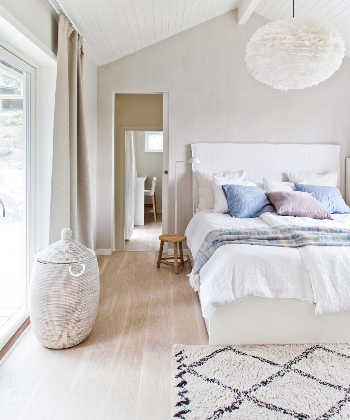 HOW TO MAKE YOUR SMALL BEDROOM LOOKS BIGGER