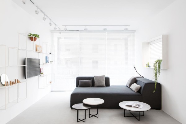 Monochromatic and minimalist apartment in Tel Aviv