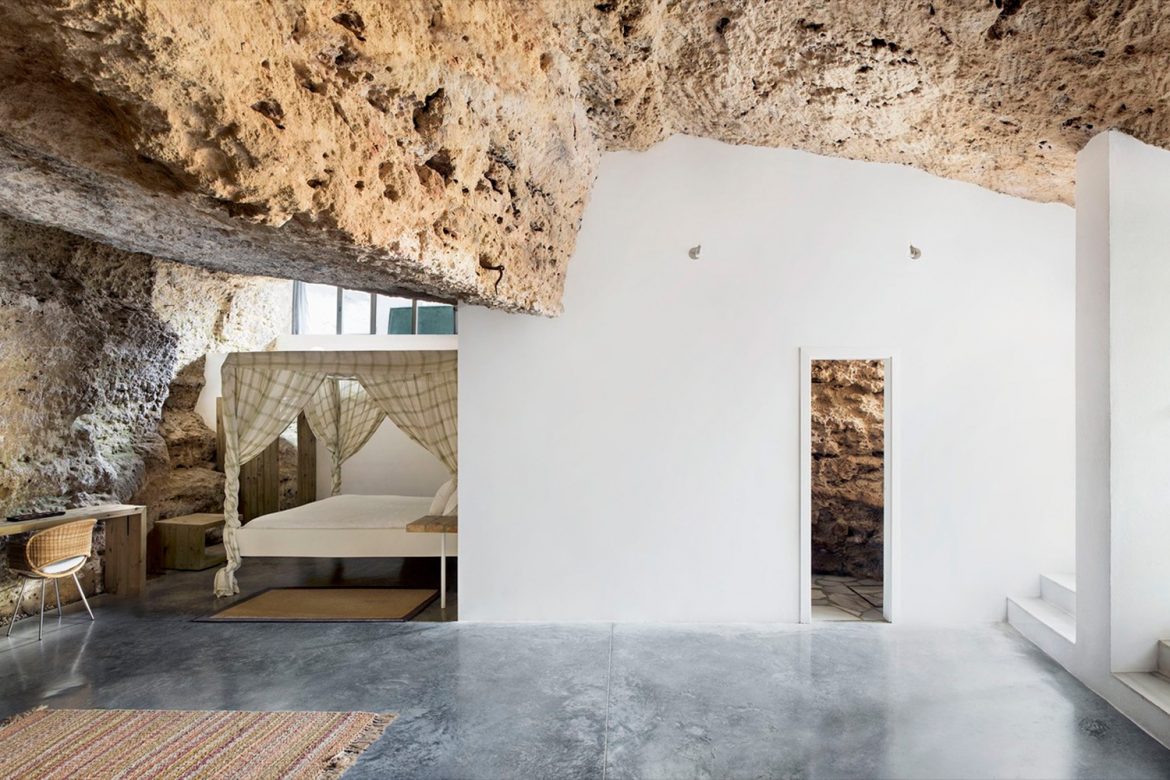 "House Cave", an Adventurous and Modern Home Upon Sierra Morena